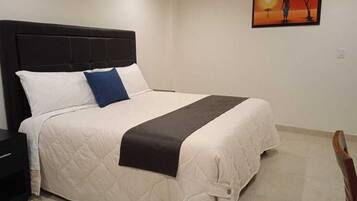 Habitación King Matrimonial | Down comforters, desk, laptop workspace, blackout drapes