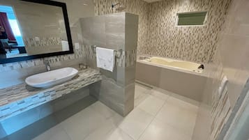 Bañera y ducha independientes y bañera de hidromasaje