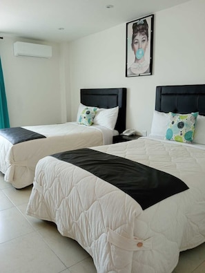 ห้องแฟมิลี่สำหรับ  สี่ท่าน | ผ้านวมขนเป็ด, โต๊ะทำงาน, พื้นที่ทำงานแบบใช้แล็ปท็อป, ผ้าม่านกันแสง