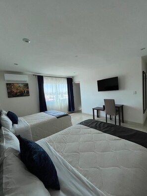 羽絨被、書桌、筆電工作空間、遮光布/窗簾