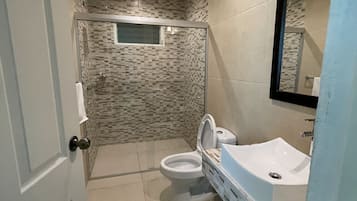 Habitación ejecutiva, 1 cama de matrimonio grande | Baño | Bañera y ducha independientes y bañera de hidromasaje