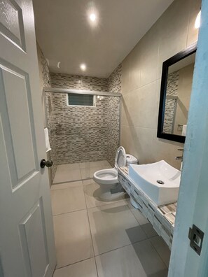 Executive Room, 1 King Bed | Bathroom