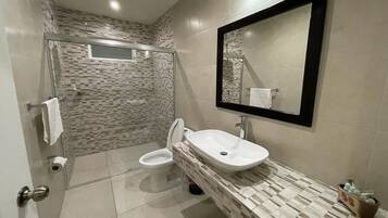 Habitación cuádruple familiar | Baño | Tina y regadera independientes y tina de hidromasaje
