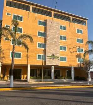 A multi-story hotel with a yellow facade, multiple windows, and a sign for 'ABERDEENHOTEL'. - ABERDEEN HOTEL DOLORES HIDALGO (Dolores Hidalgo)