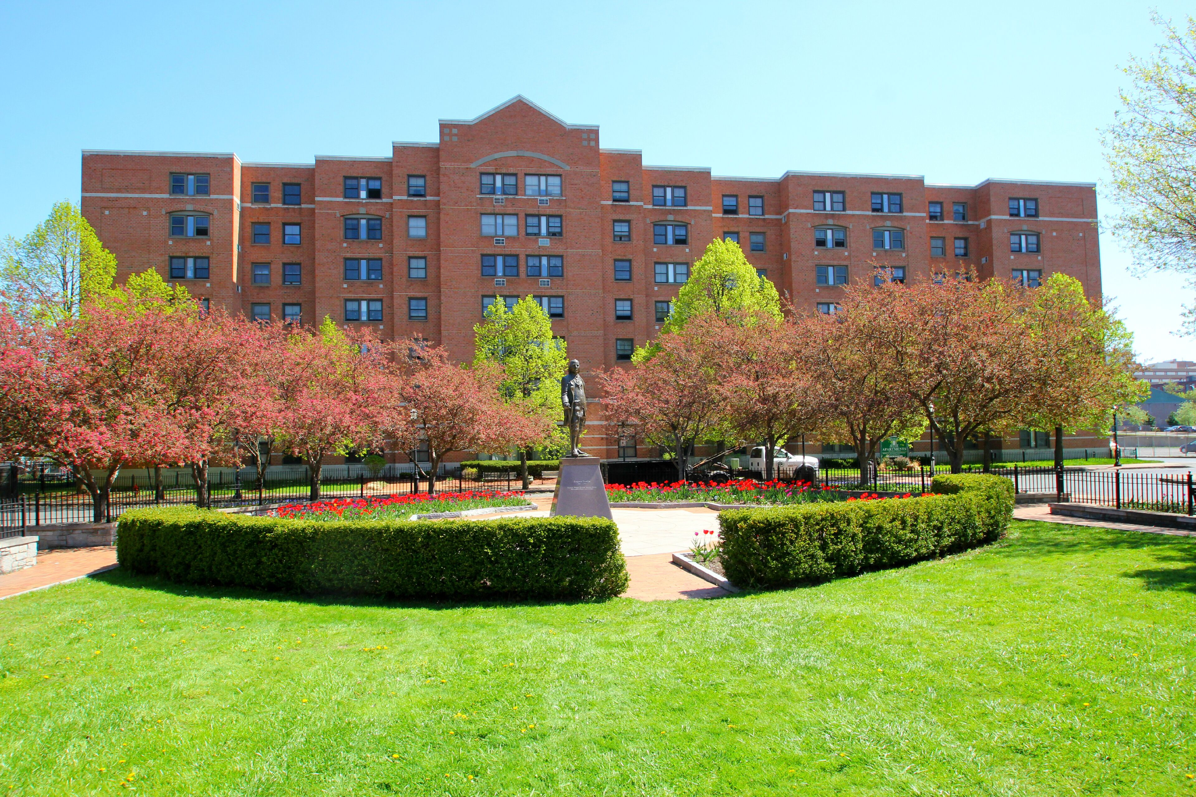 1 bedroom 1 bathroom Apartment in center of beautiful historic Franklin Square