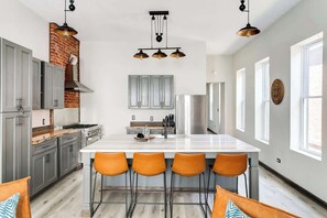 Fridge, microwave, oven, stovetop - Bourbon Trail-12ft Ceilings-Parking-Chef's Kitchen (Louisville)