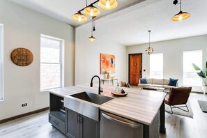 Interior - Bourbon Trail-12ft Ceilings-Parking-Chef's Kitchen (Louisville)