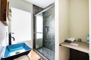 Dusche, Haartrockner, Shampoo