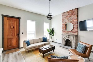 TV, offices - Bourbon Trail-12ft Ceilings-Parking-Chef's Kitchen (Louisville)