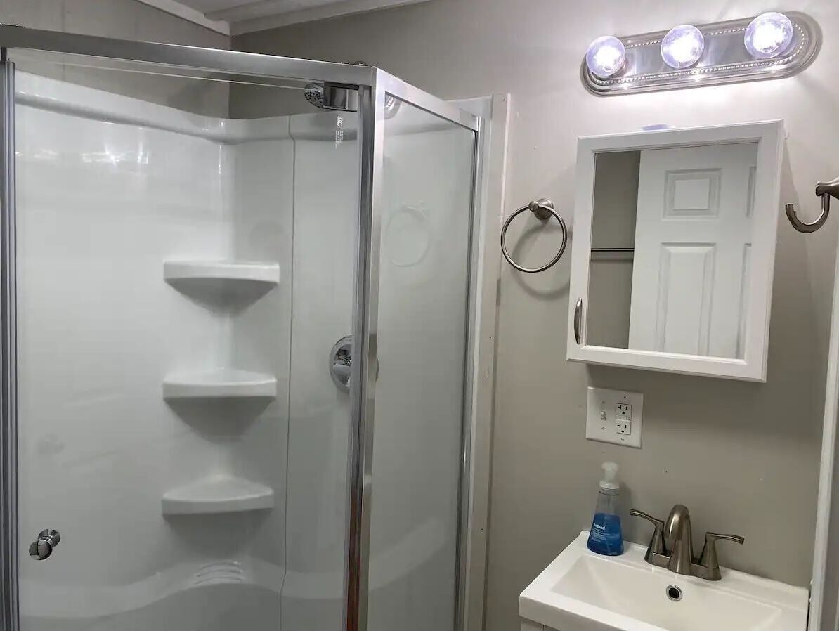 Secador de cabelo, toalhas de banho, sabonete 