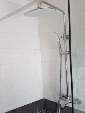 Chuveiro, secador de cabelo, toalhas de banho 