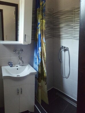 Douche, sèche-cheveux, serviettes fournies