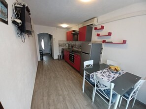 Frigorífic, forn, placa de cuina i cafetera i tetera