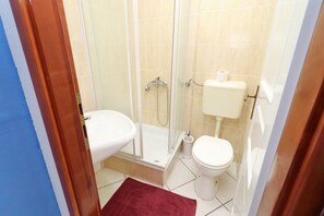 Douche, sèche-cheveux, serviettes fournies