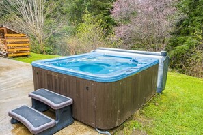 Outdoor spa tub - ElkCreekInn: creekside tiny home (Forks)