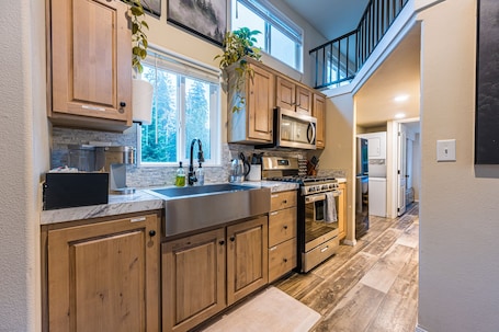 冷蔵庫、電子レンジ、オーブン、コンロ. ElkCreekInn: creekside tiny home