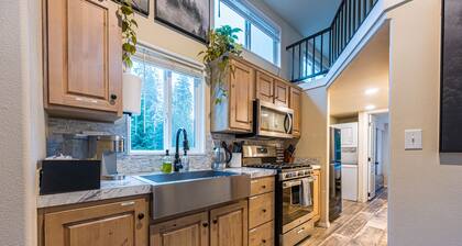 ElkCreekInn: creekside tiny home