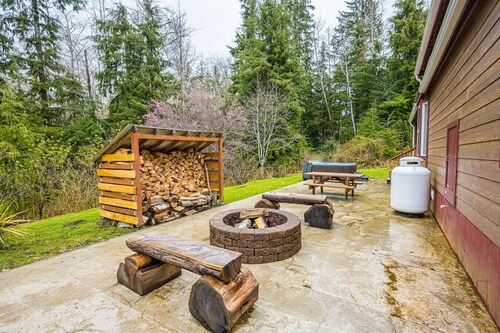 ElkCreekInn: creekside tiny home