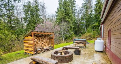 ElkCreekInn: creekside tiny home