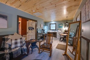 Smart TV, books - Sunset Ridge Cabin – Hilltop Sunset Views Near Red River Gorge (Irvine)