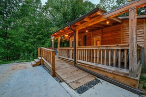 Terrace/patio - Sunset Ridge Cabin – Hilltop Sunset Views Near Red River Gorge (Irvine)