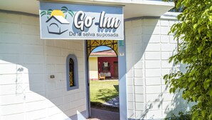 A Go Inn sign with a house icon and the text "De la selva suposada".