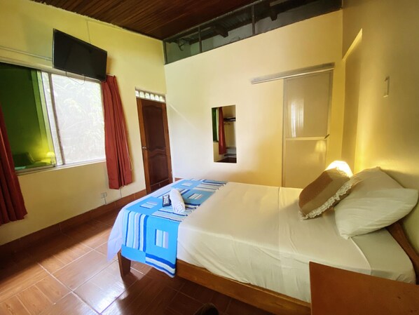 Habitación individual básica | Decoración personalizada, escritorio y espacio para trabajar con laptop 