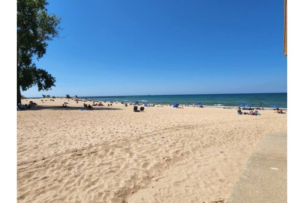 På stranden