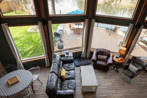 Smart TV, fireplace, DVD player, books - Come to Oroville and stay  at the Robbins Nest, your home away from home. (Oroville)