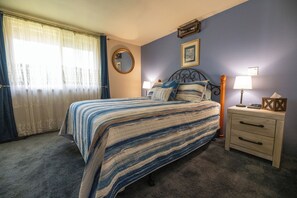 4 bedrooms, desk, iron/ironing board, travel cot - Come to Oroville and stay  at the Robbins Nest, your home away from home. (Oroville)
