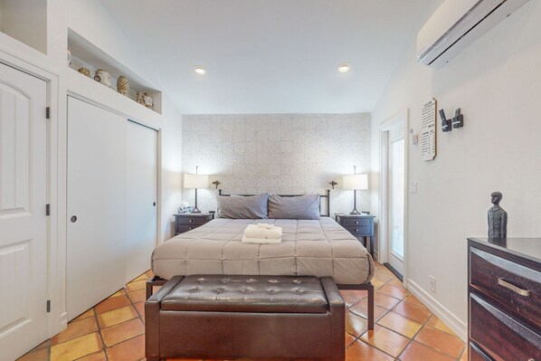 2 bedrooms, iron/ironing board, travel cot, Internet