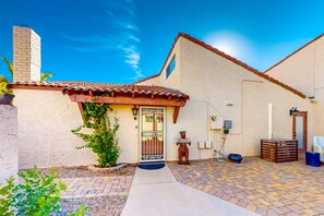 Exterior - Charming dog-friendly townhome with 3 pools, gas grill, AC, & washer/dryer (Tempe)
