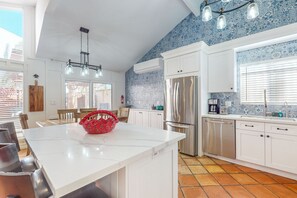 Fridge, microwave, oven, stovetop - Charming dog-friendly townhome with 3 pools, gas grill, AC, & washer/dryer (Tempe)