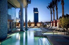 Pool - Luxe Condo l Strip View l NO RESORT FEES l FREE PARKING (Las Vegas)