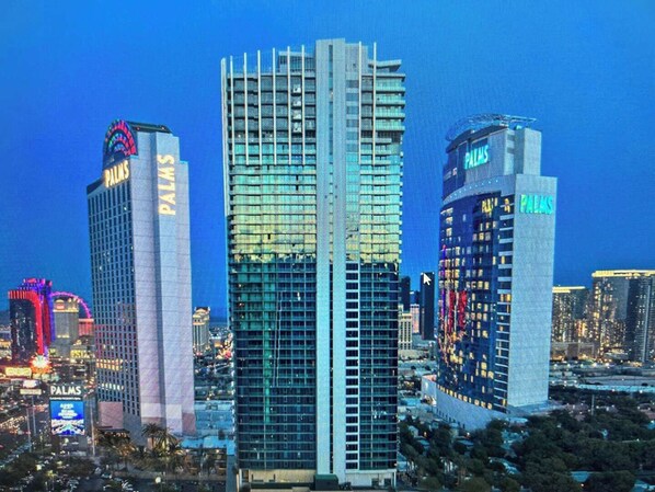 Exterior - Luxe Condo l Strip View l NO RESORT FEES l FREE PARKING (Las Vegas)