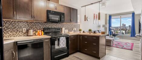 Kjøleskap, mikrobølgeovn, ovn og kokeplater