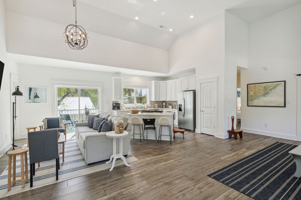 Una Smart TV, una chimenea, una mesa de tenis de mesa, libros