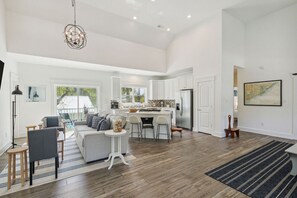 Smart TV, fireplace, table tennis, books - Private Spa/Pool, Additional Suite, 2 Blocks to the Beach- The Palma (Isle of Palms)