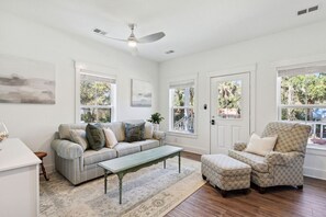 Smart TV, fireplace, ping pong, books - Private Spa/Pool, Additional Suite, 2 Blocks to the Beach- The Palma (Isle of Palms)