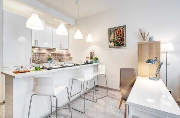 Fridge, oven, stovetop, electric kettle - HaPPy INN Studio Historic center, Self check-in, AC,undergrnd parking (Vilnius)