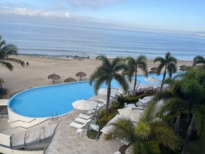 Alberca al aire libre y alberca climatizada