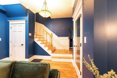 Spacious House ~3min walk WrigleyField~Free Prkg