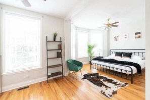 3 bedrooms, iron/ironing board, travel cot, WiFi - Spacious House ~3min walk WrigleyField~Free Prkg (Chicago)