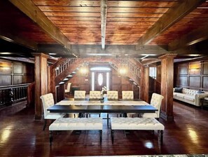 Dining - 5 bedroom Estate near casino & downtown (Bristol)