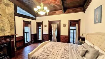 5 bedrooms, desk, free WiFi, bed sheets