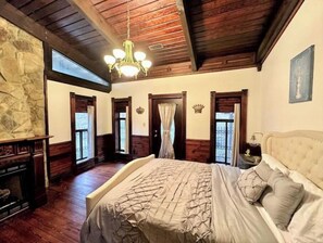 5 bedrooms, desk, free WiFi, bed sheets