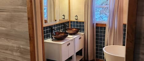 Serviettes fournies, savon, shampoing, papier toilette
