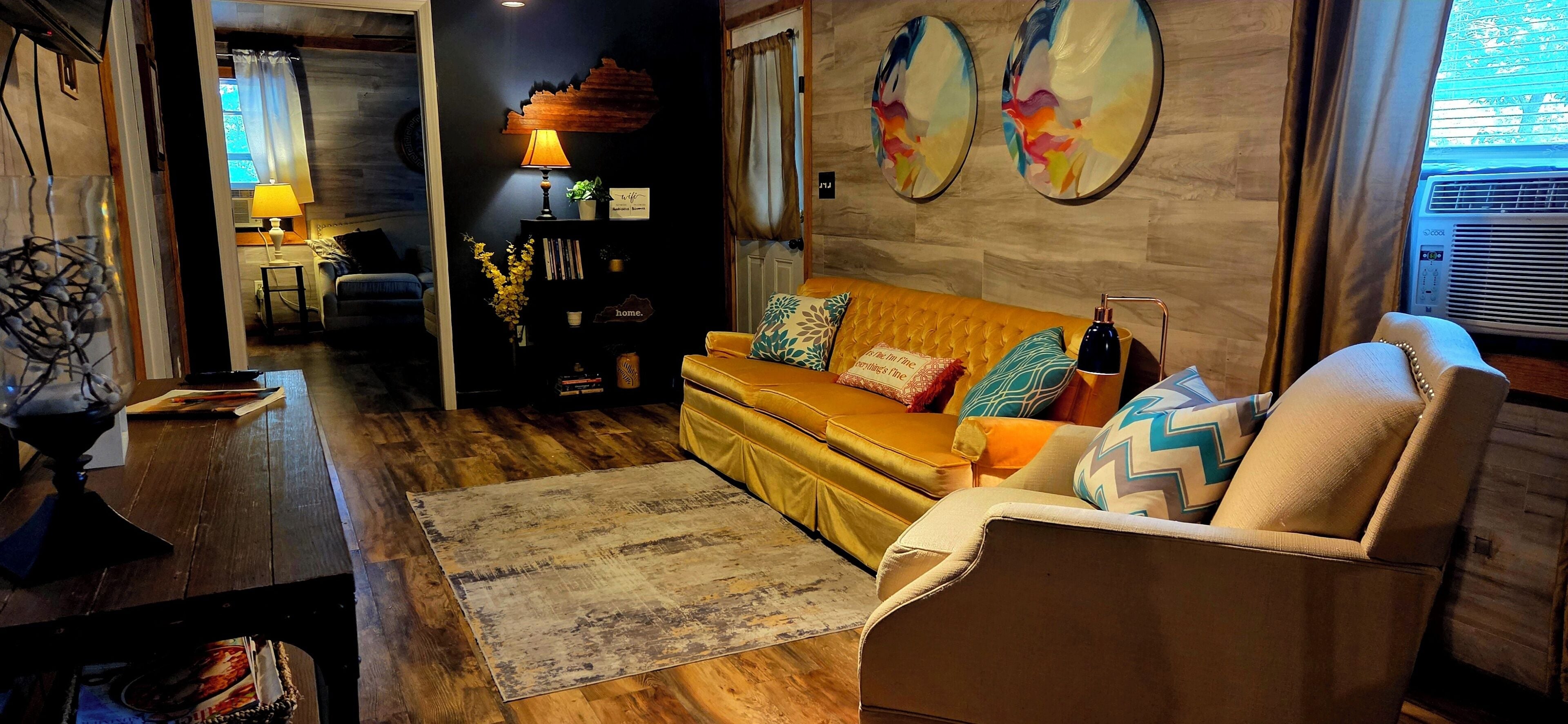 Smart TV, chimenea, libros