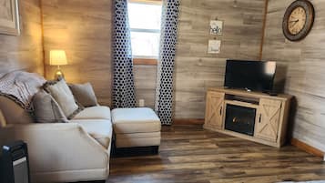 Smart TV, chimenea y libros