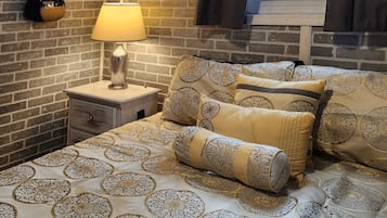 3 bedrooms, in-room safe, desk, free WiFi